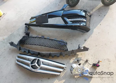 2013 Mercedes-Benz C 250 Sport z USA, uszkodzony, nr VIN WDDGF4HB4DR262945